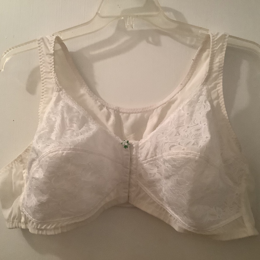 Front-hook closure size 50 C lace style bra